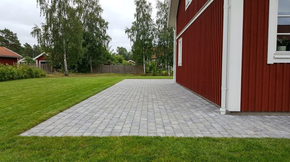 Marksten längs husvägg