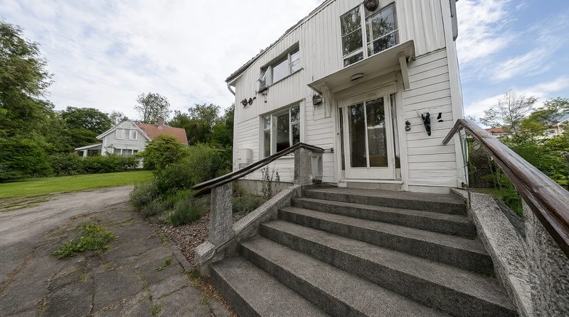Trappor och murar vid entrén